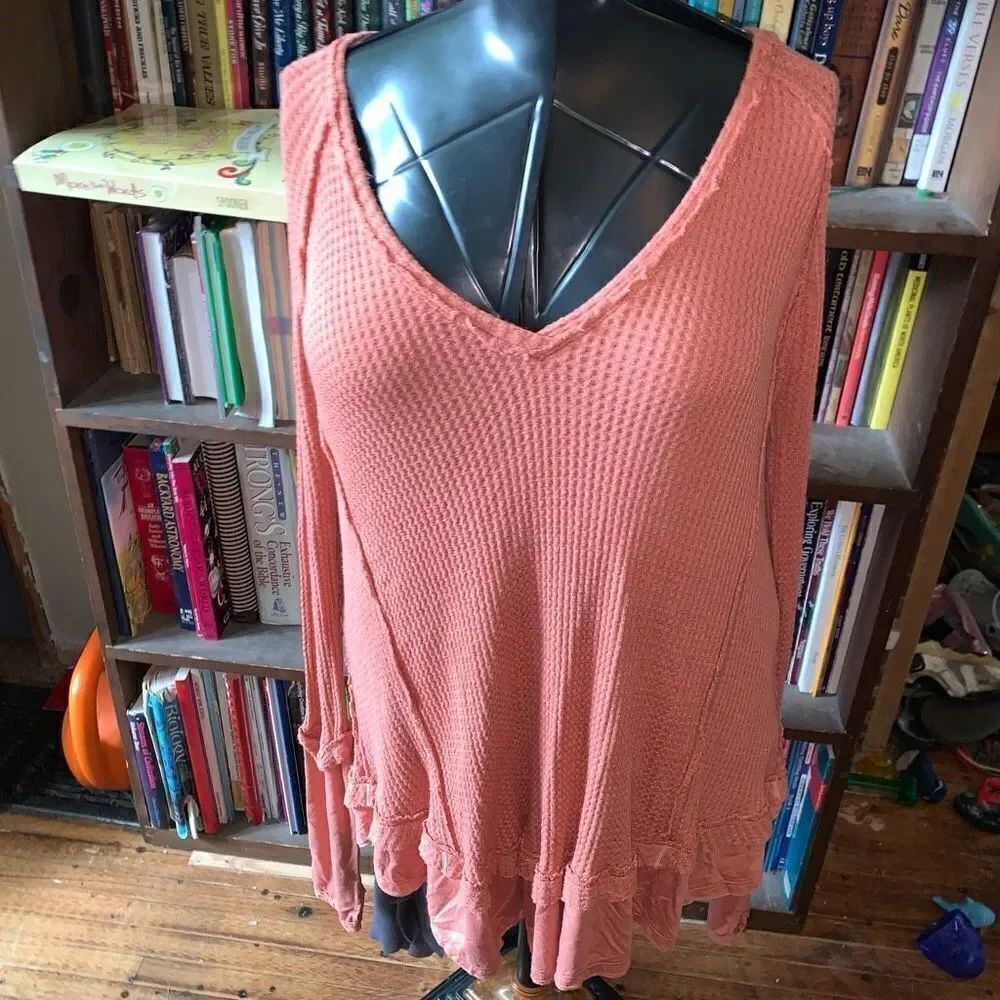 We the Free coral oversized flowy S waffle v-neck top